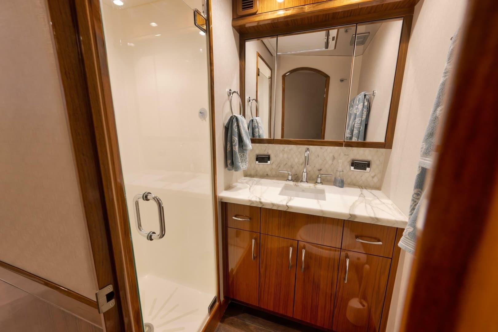 2015 Hatteras GT70