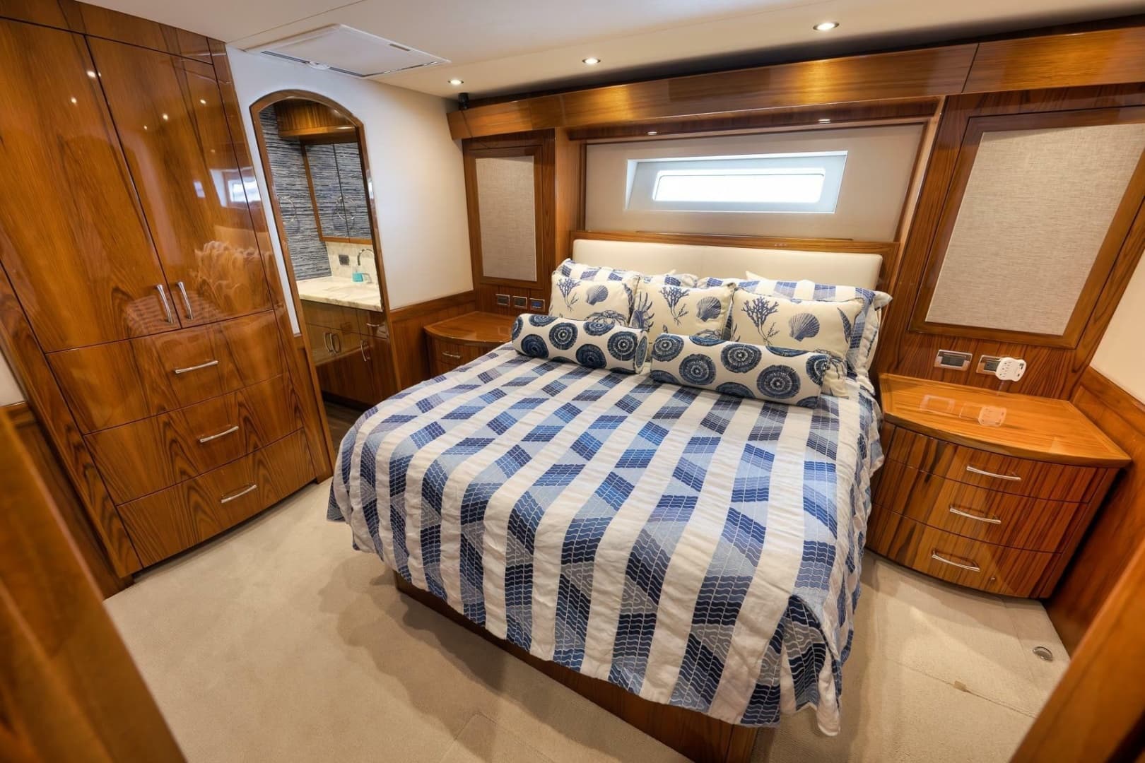 2015 Hatteras GT70
