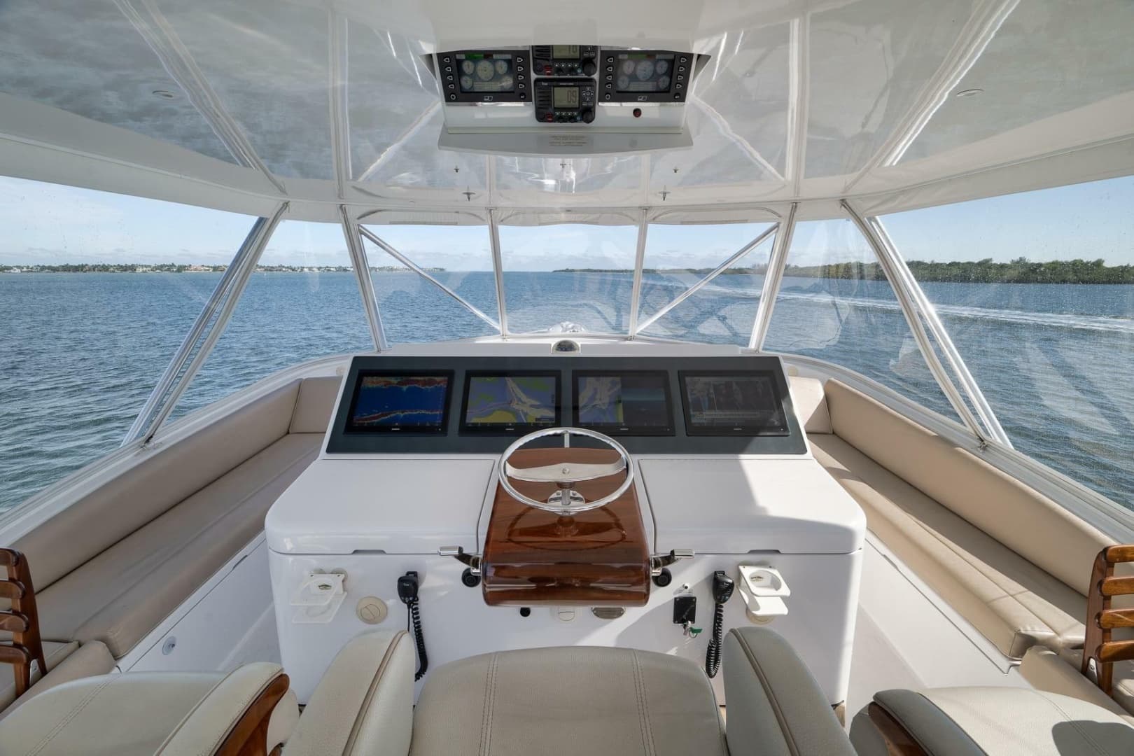 2015 Hatteras GT70