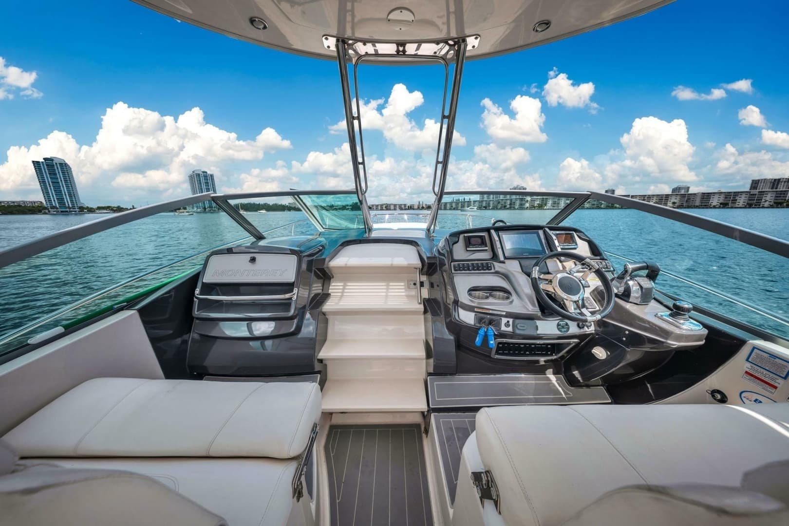 2014 Monterey 320 Sport Yacht