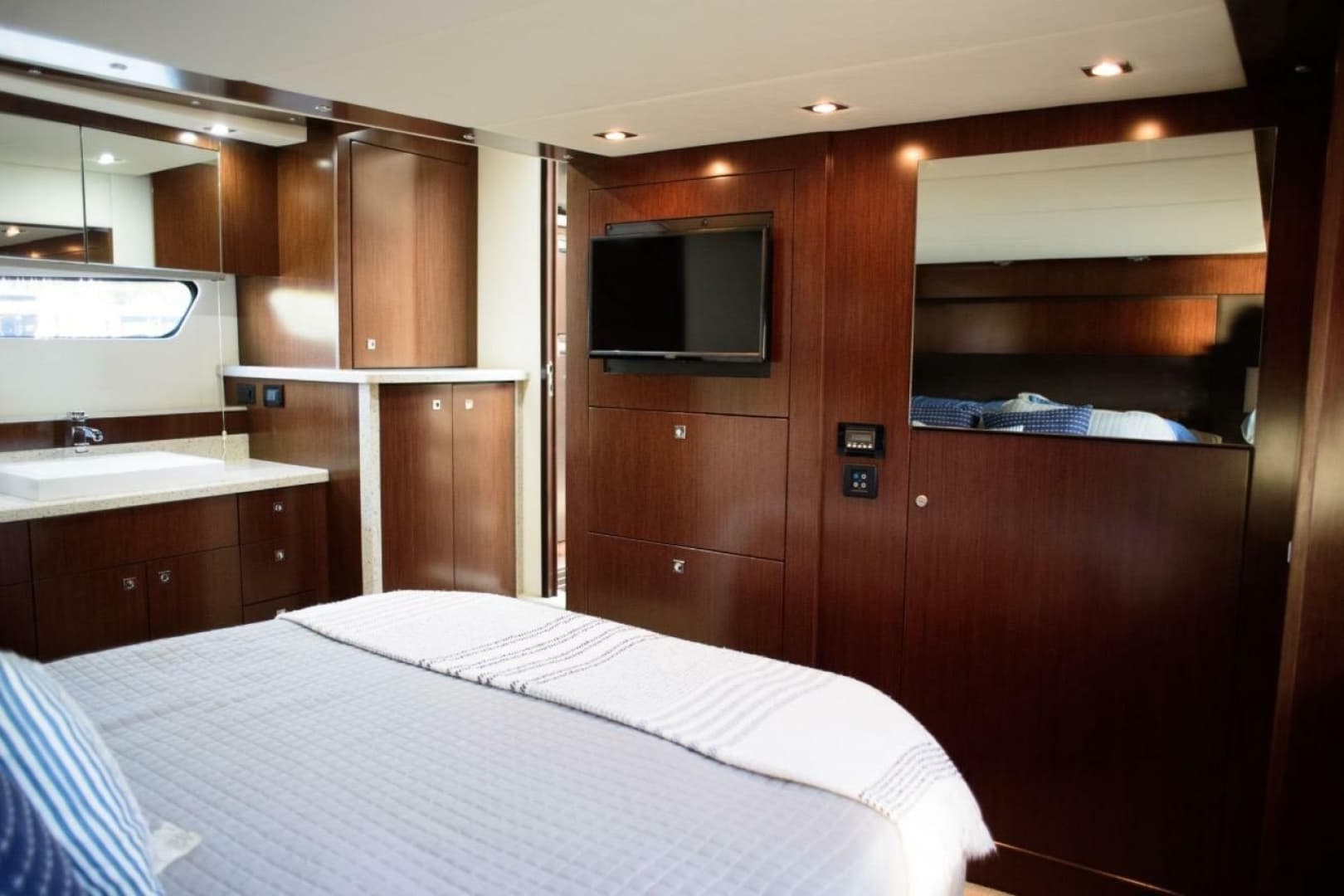2012 Cruisers Yachts 48 Cantius