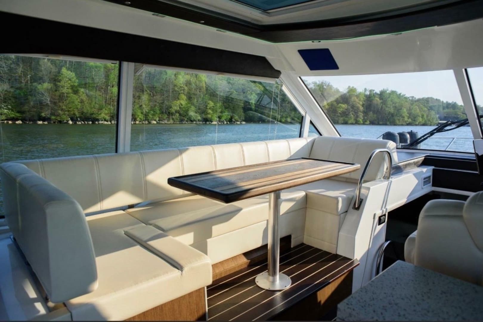 2012 Cruisers Yachts 48 Cantius