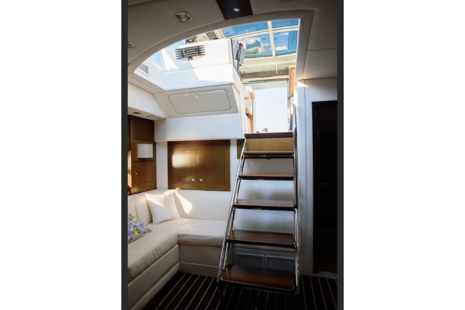 2012 Cruisers Yachts 48 Cantius
