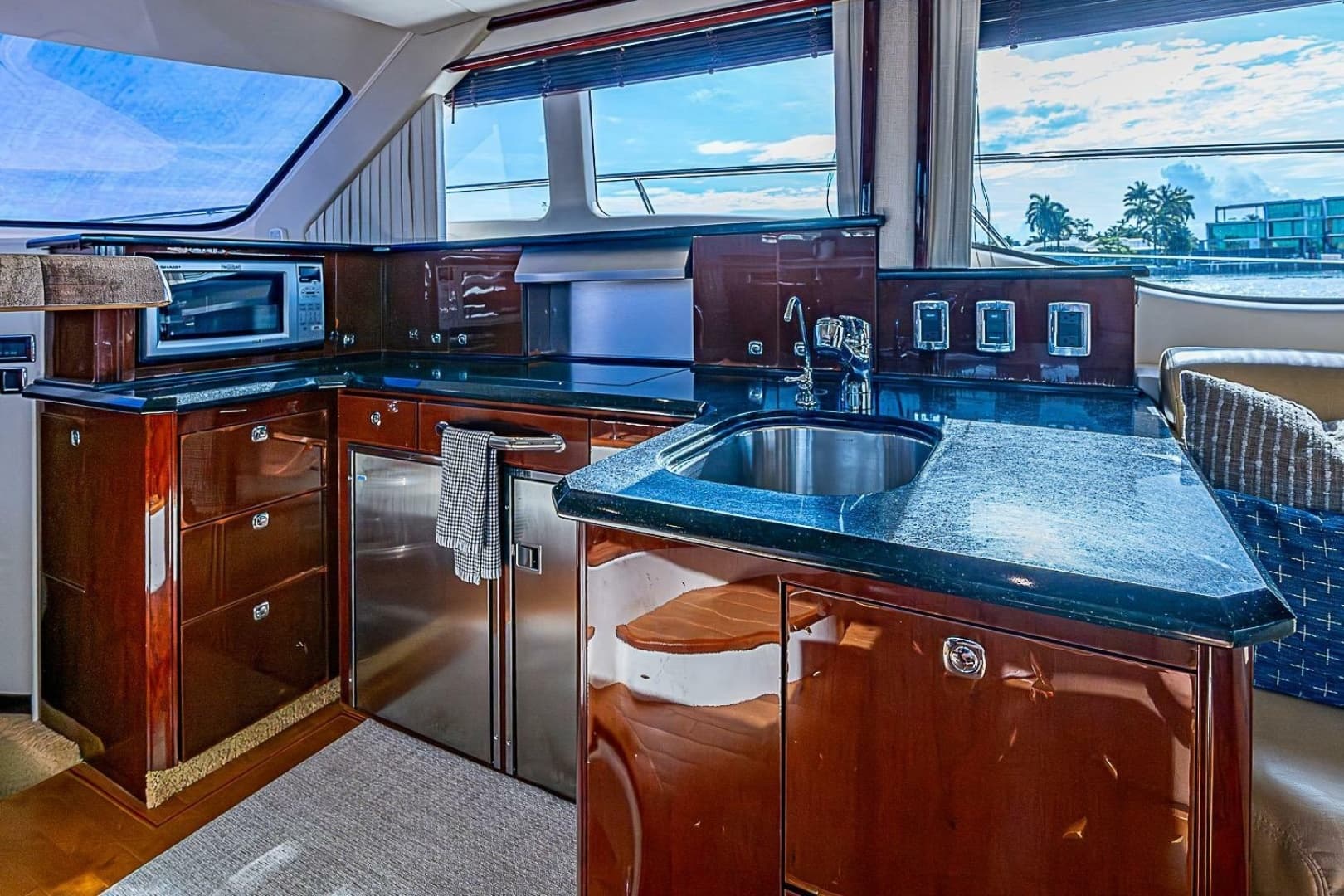 2010 Sea Ray 520 Sedan Bridge
