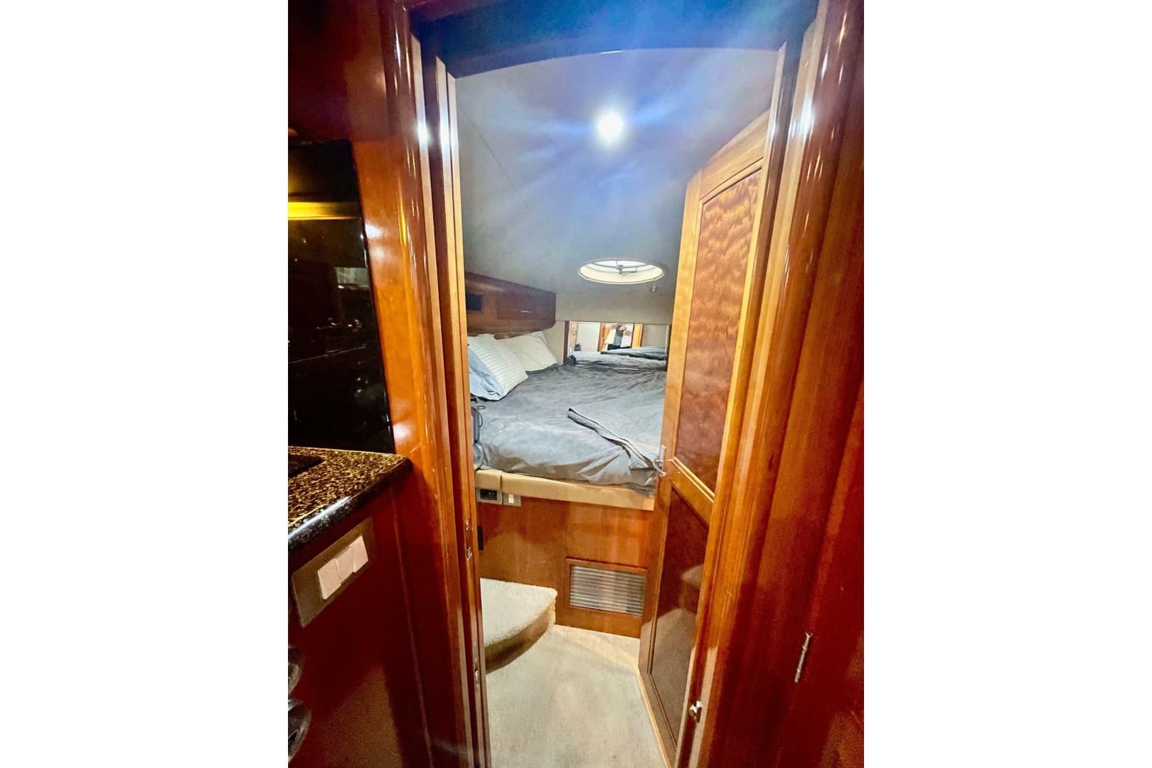 2005 Carver 444 Cockpit Motor Yacht