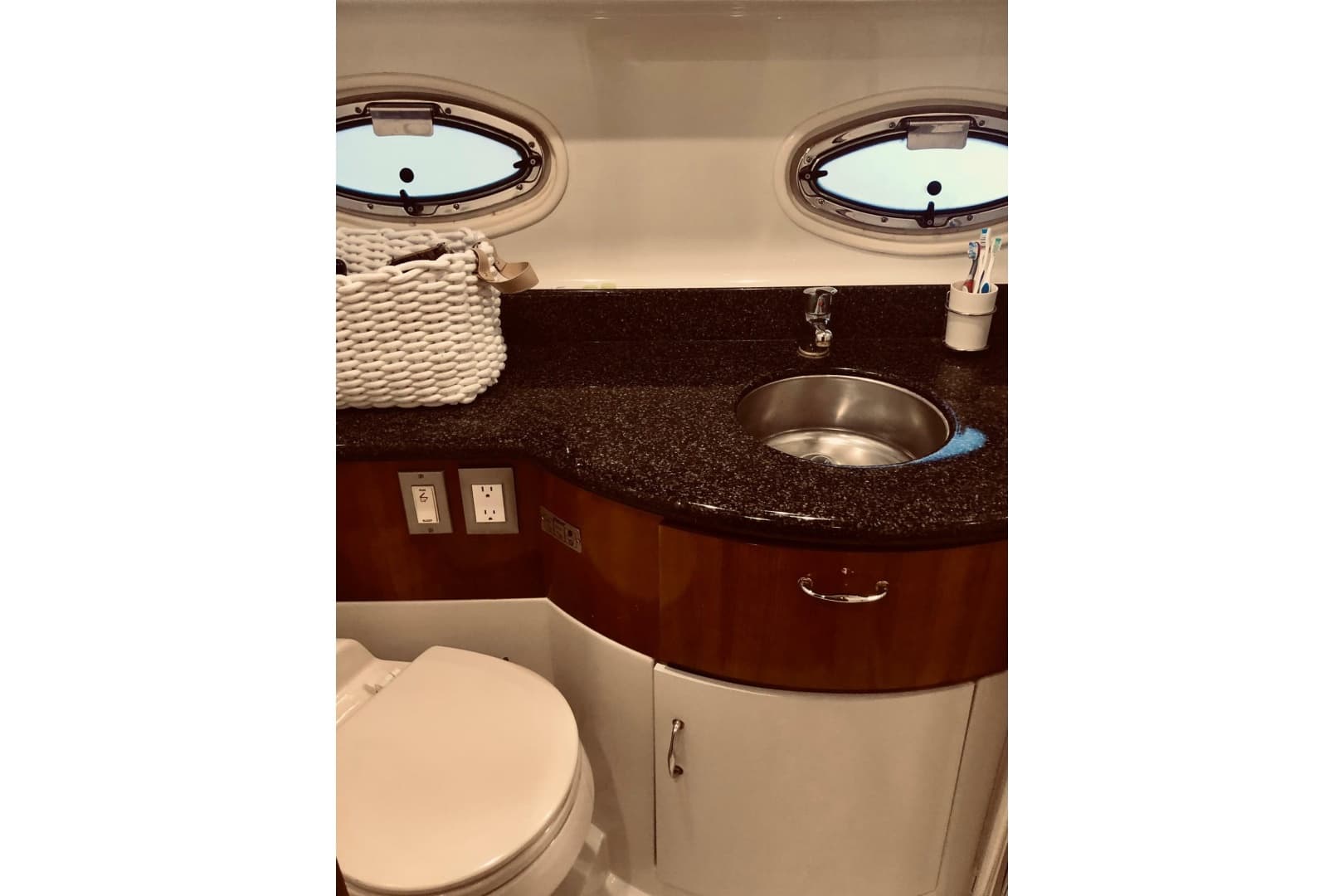 2005 Carver 444 Cockpit Motor Yacht