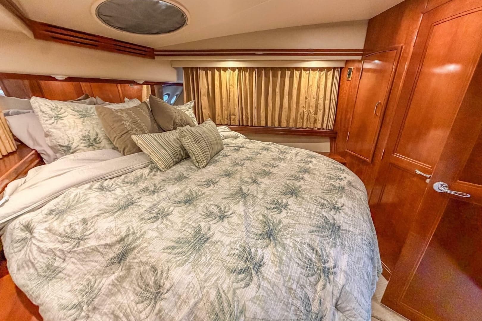 2005 Carver 56 Voyager