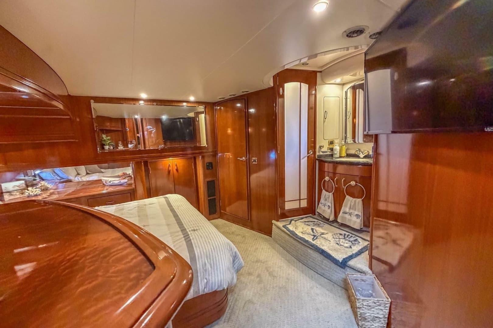 2005 Carver 56 Voyager