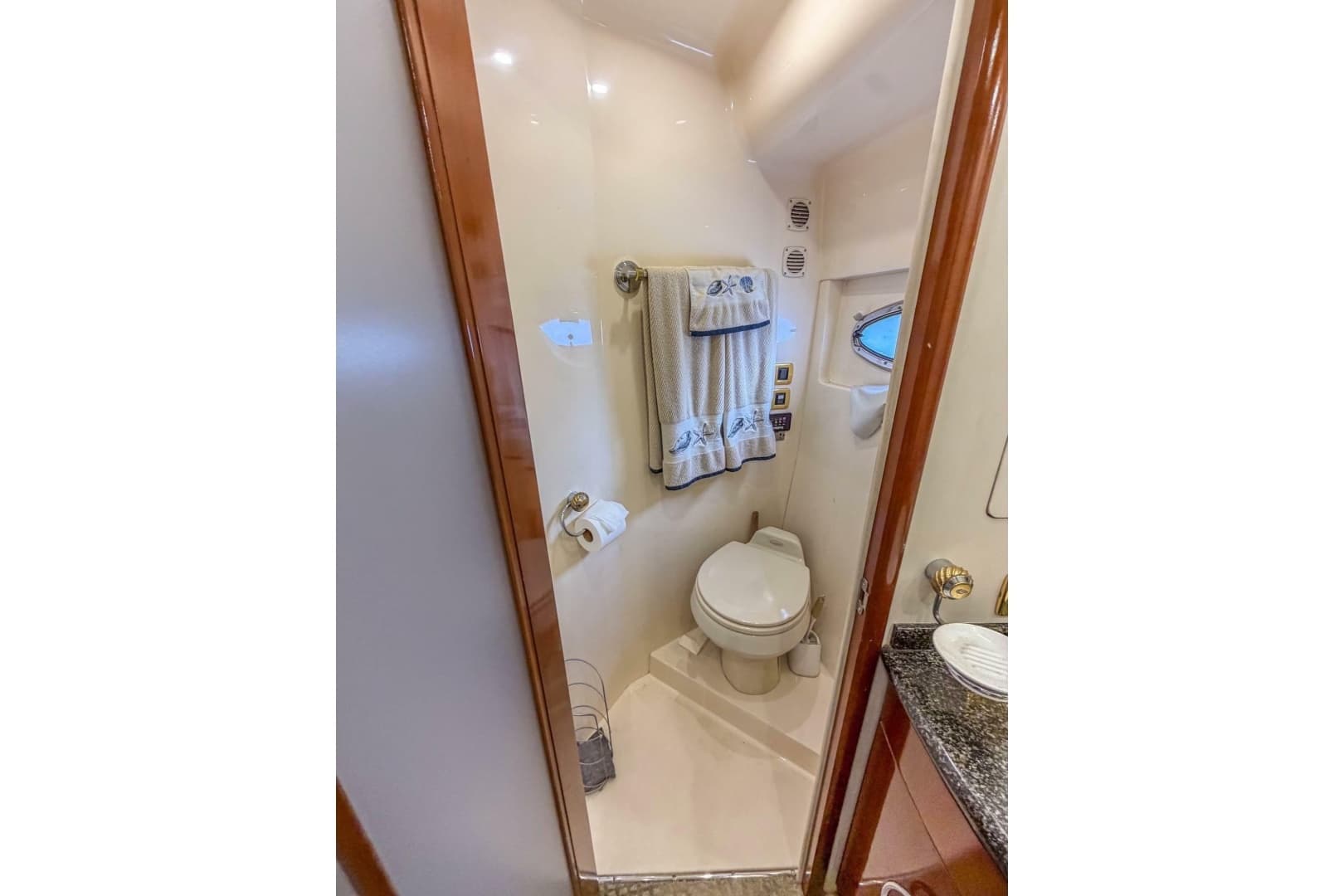 2005 Carver 56 Voyager