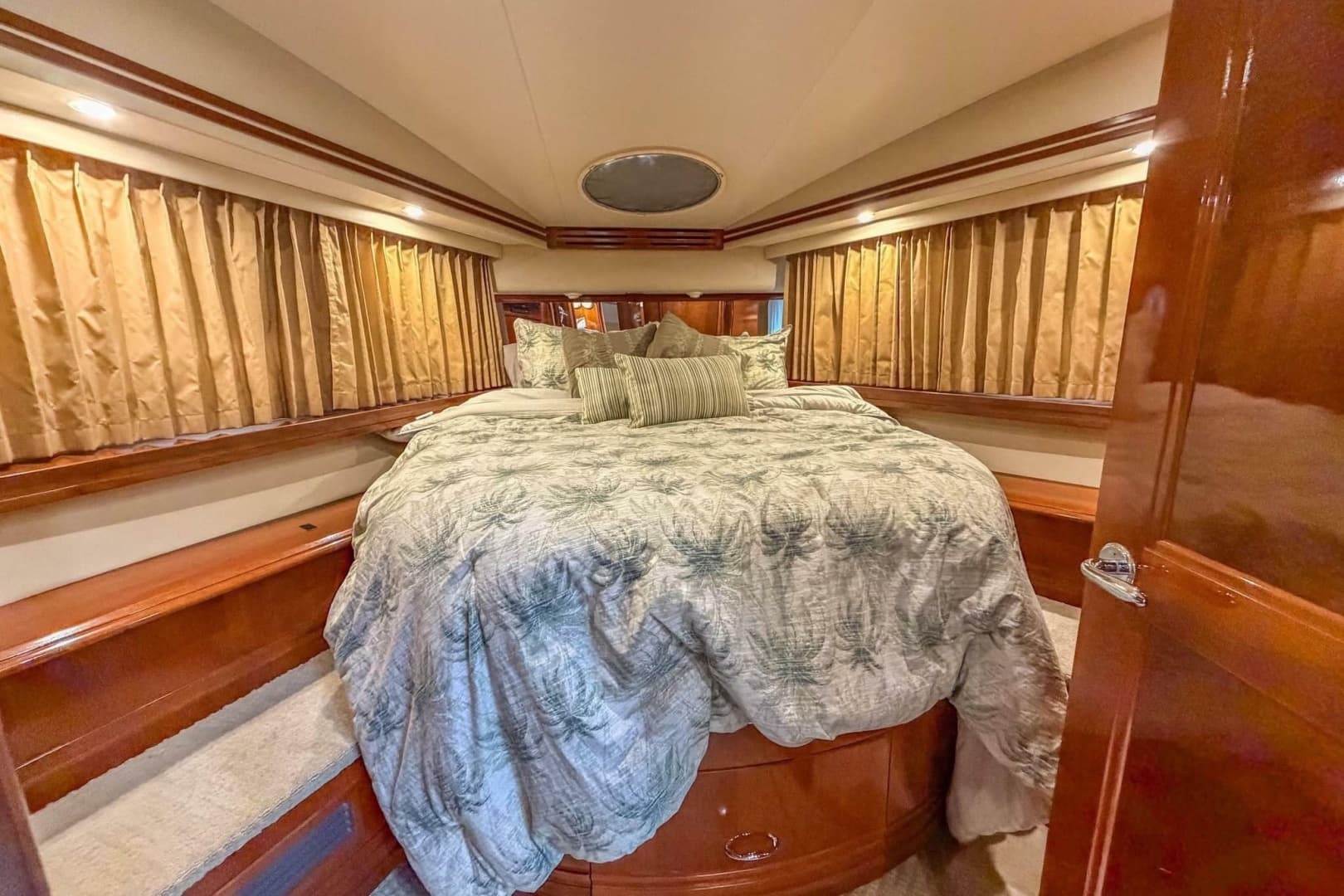 2005 Carver 56 Voyager