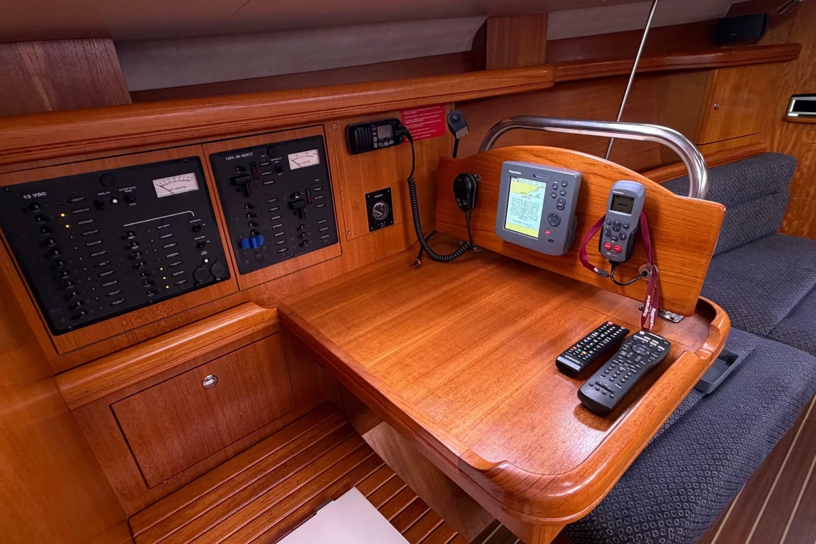 2005 Hunter 38
