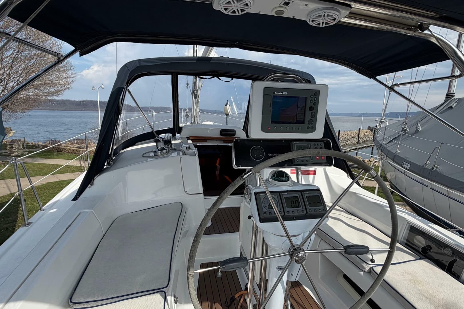 2005 Hunter 38