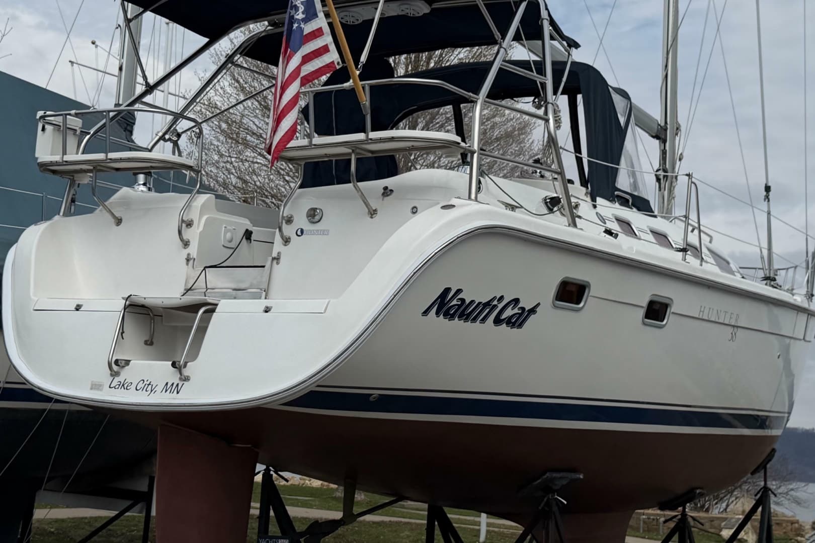 2005 Hunter 38