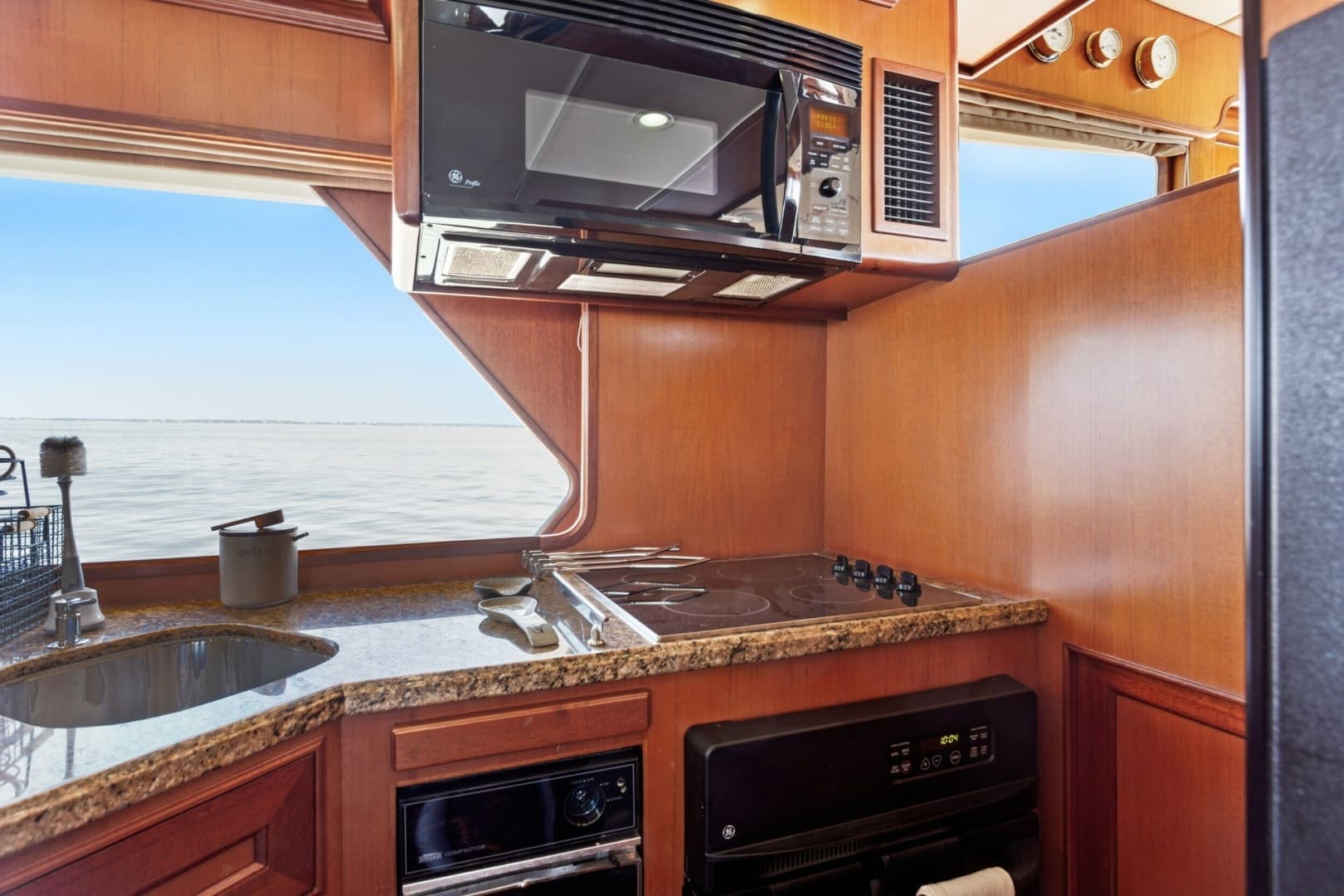 2005 Offshore Yachts 66 Pilot House