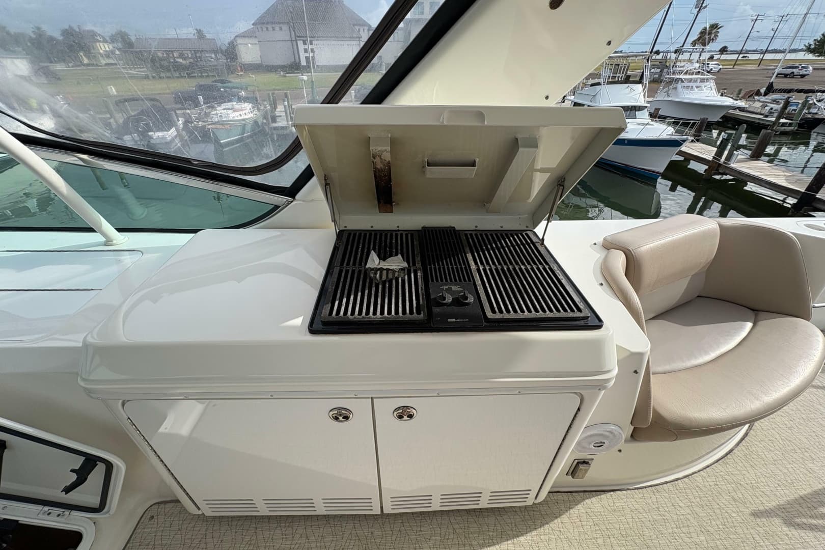 2004 Carver 560 Voyager