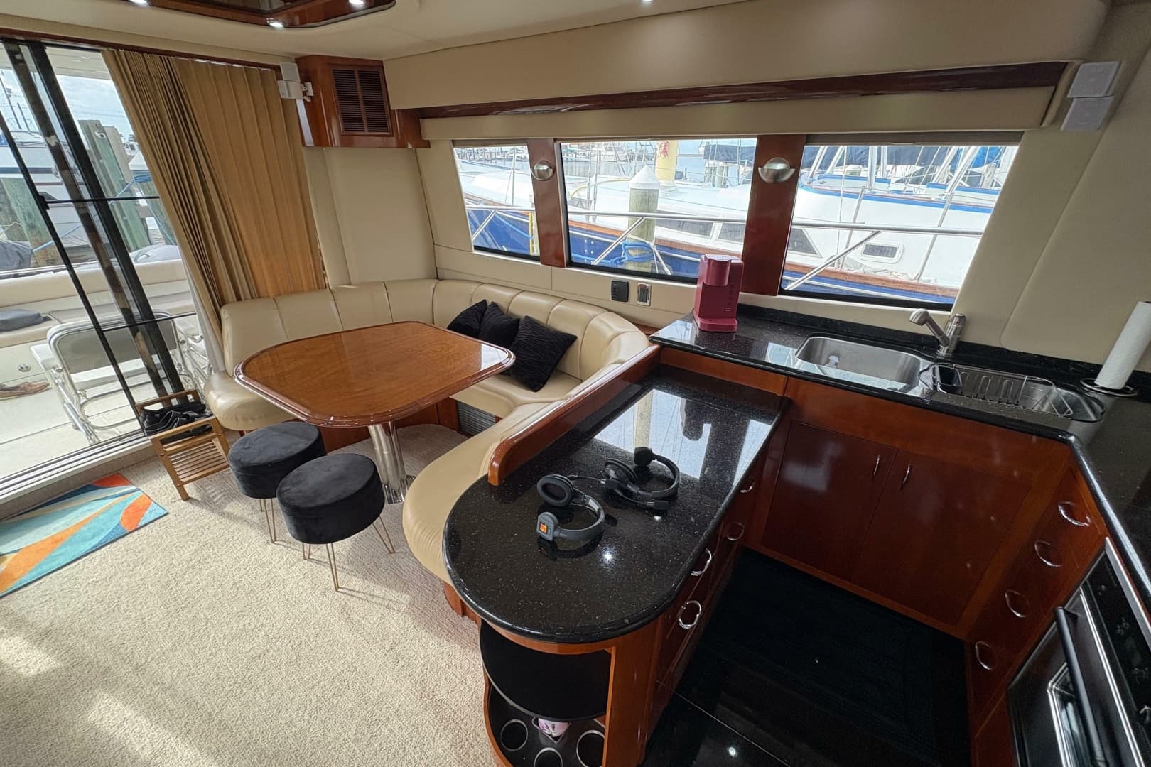 2004 Carver 560 Voyager