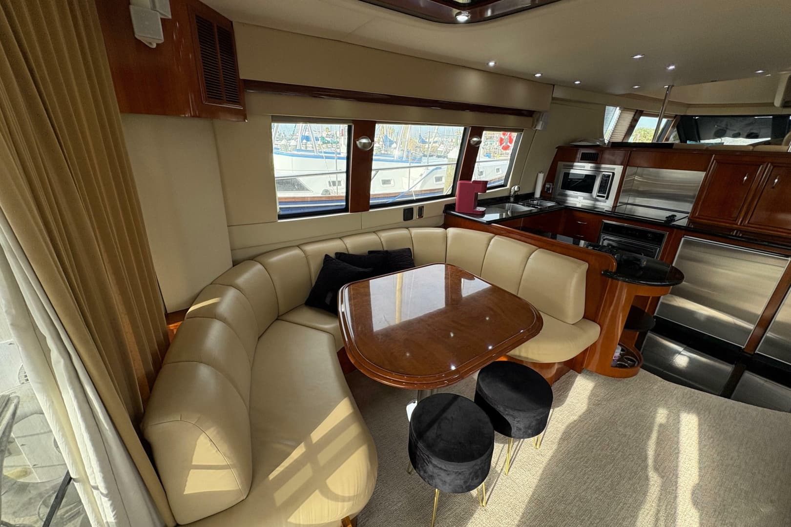 2004 Carver 560 Voyager