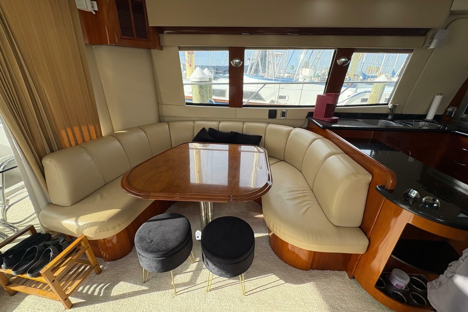 2004 Carver 560 Voyager
