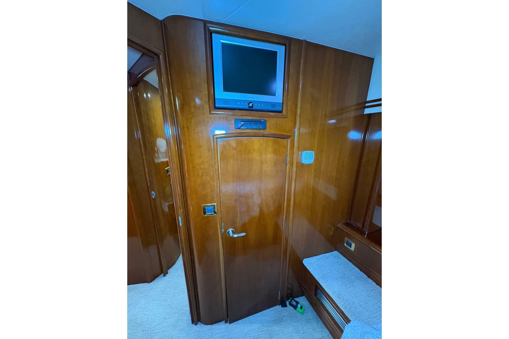 2004 Carver 560 Voyager