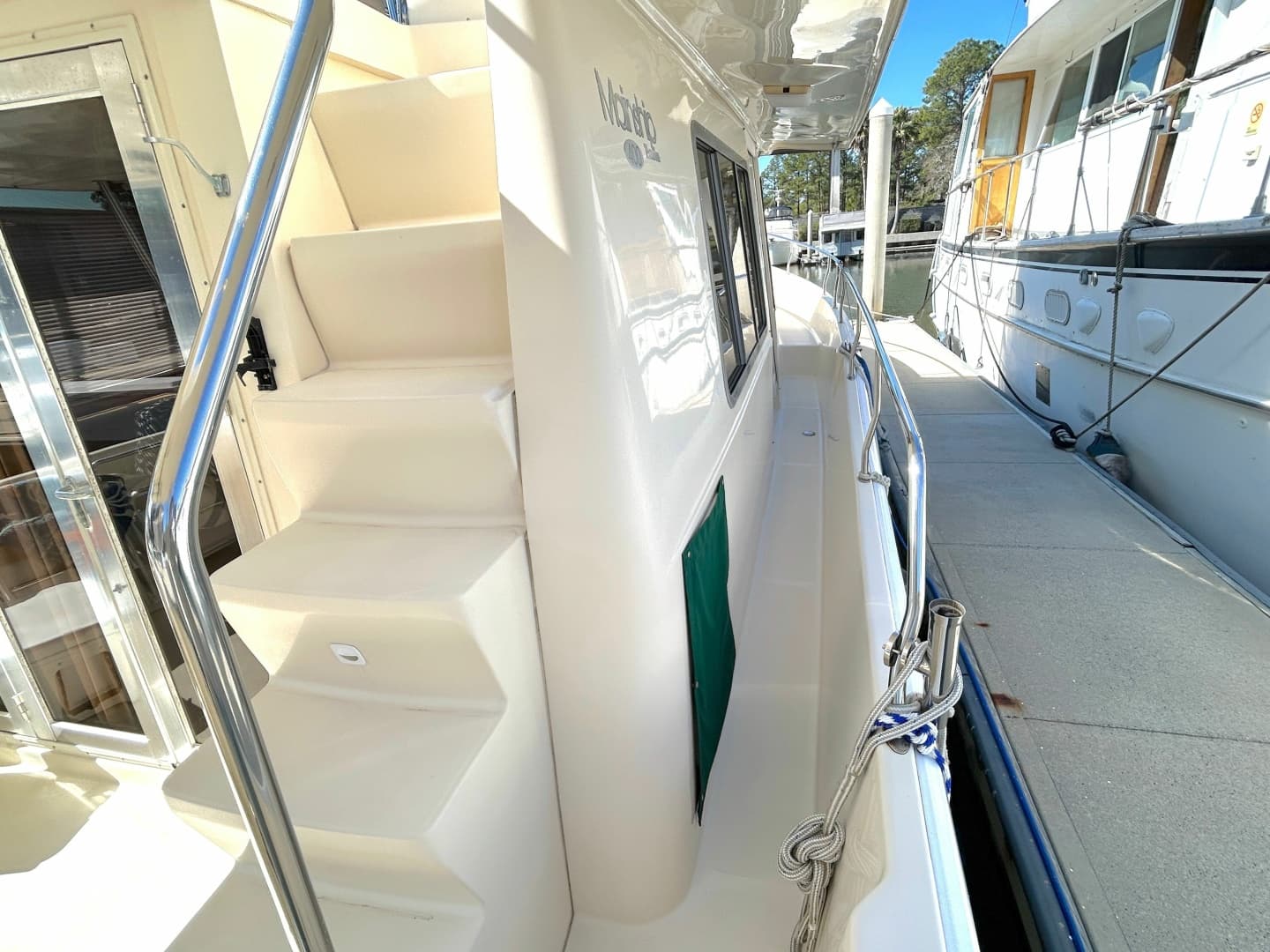2004 Mainship 400 Trawler