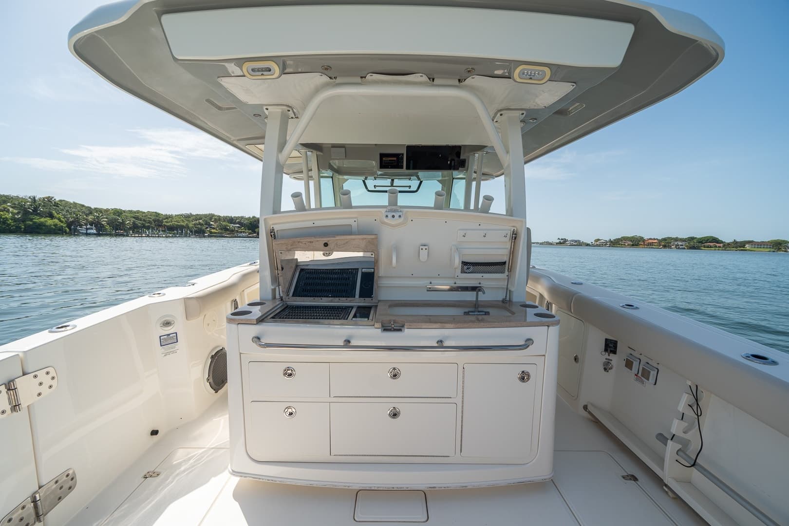 Boston Whaler 380 Outrage - Worth the Tiempo