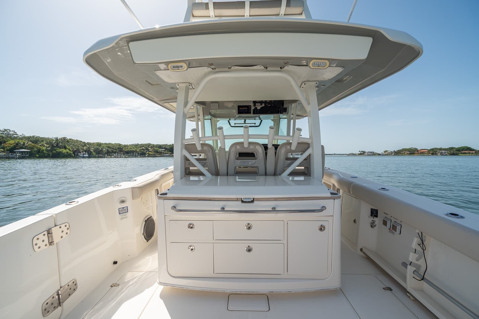Boston Whaler 380 Outrage - Worth the Tiempo