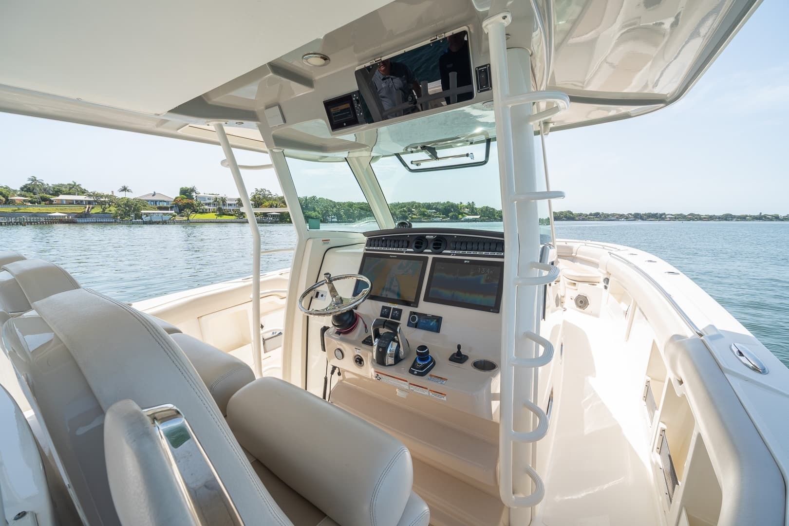 Boston Whaler 380 Outrage - Worth the Tiempo