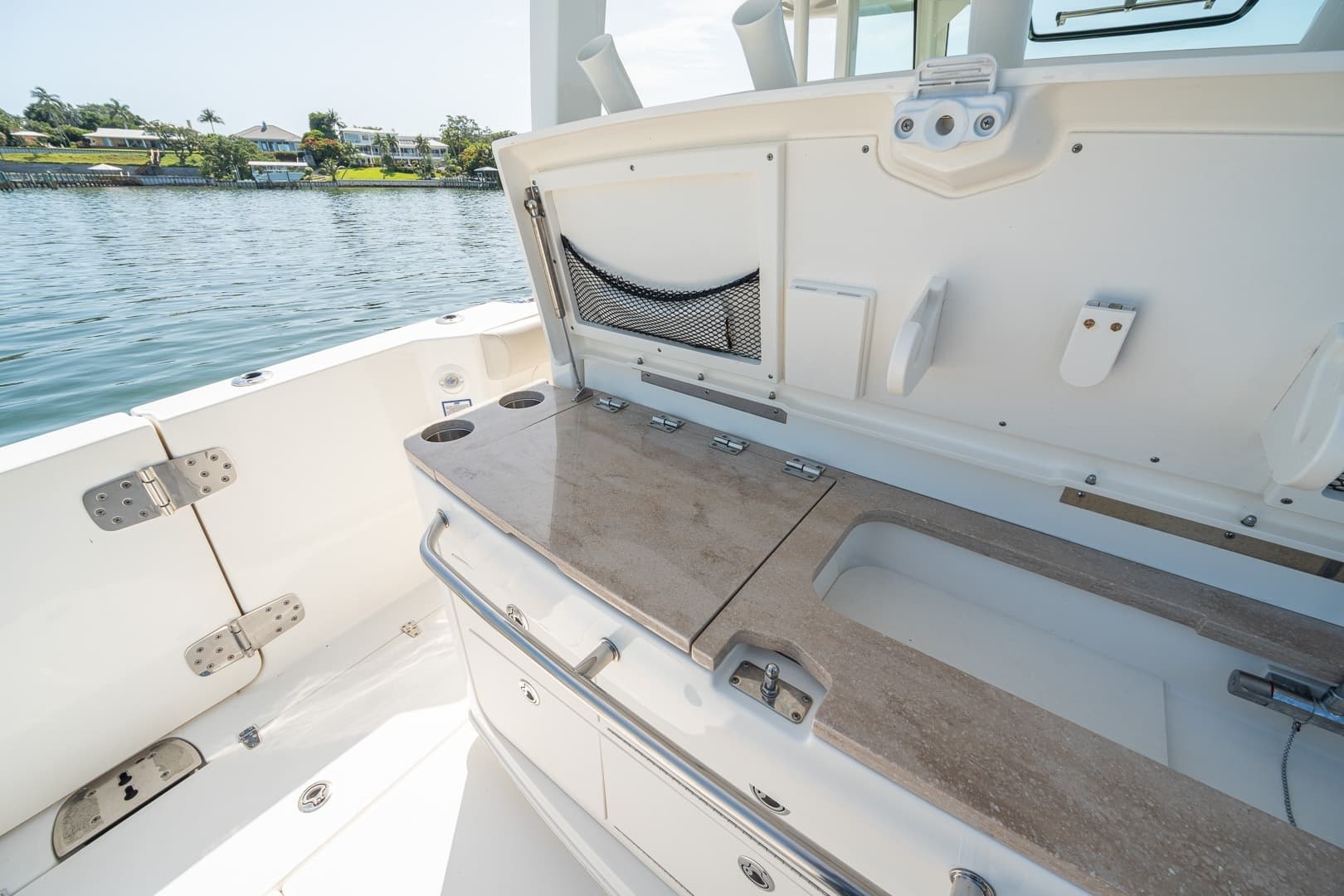 Boston Whaler 380 Outrage - Worth the Tiempo