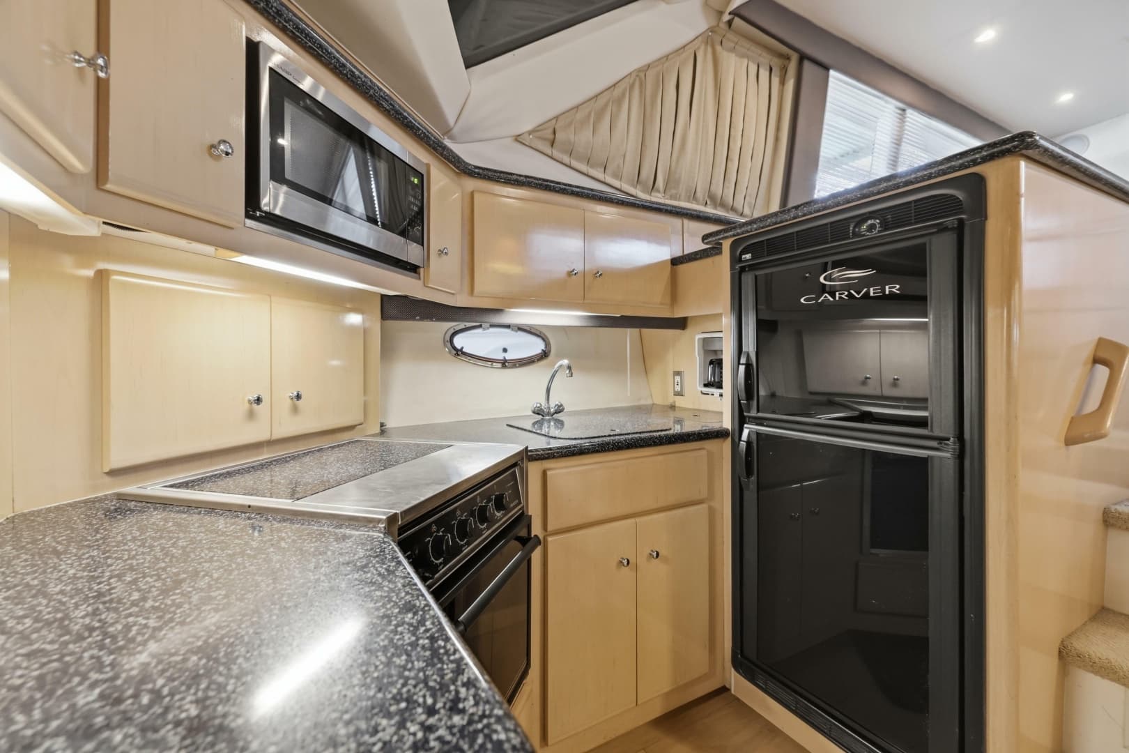2000 Carver 406 Aft Cabin Motor Yacht