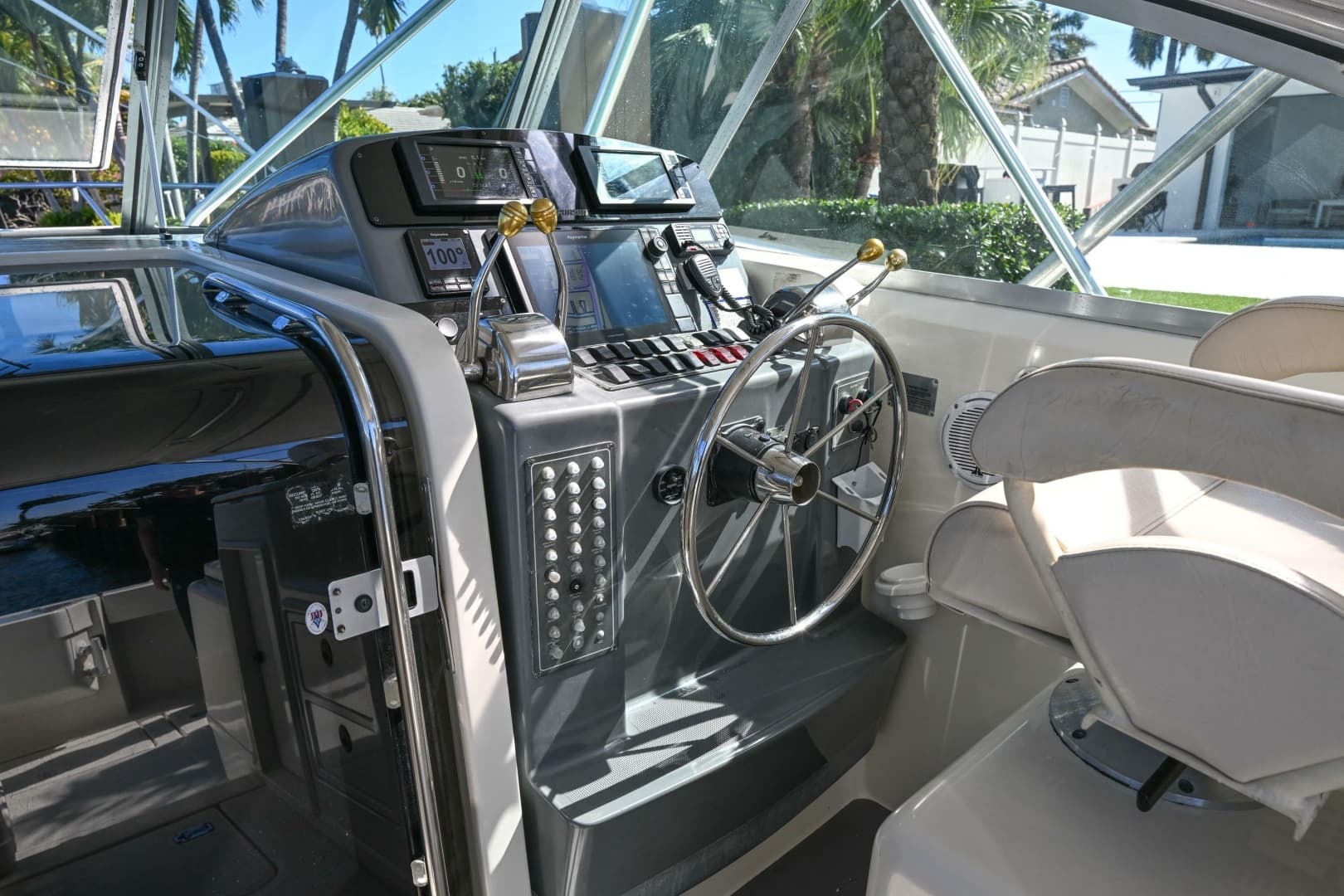 2000 Pursuit 3400 Express