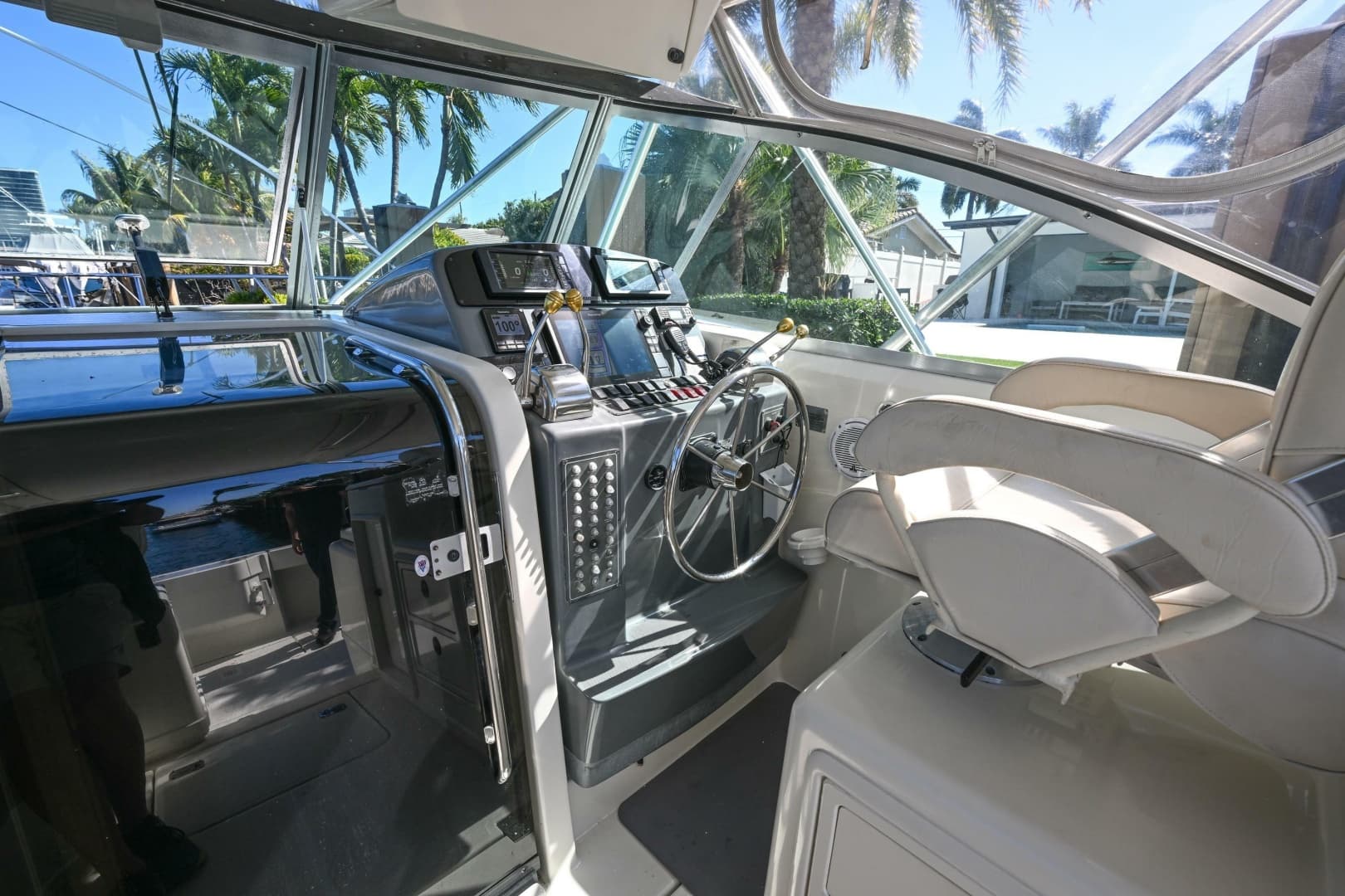 2000 Pursuit 3400 Express