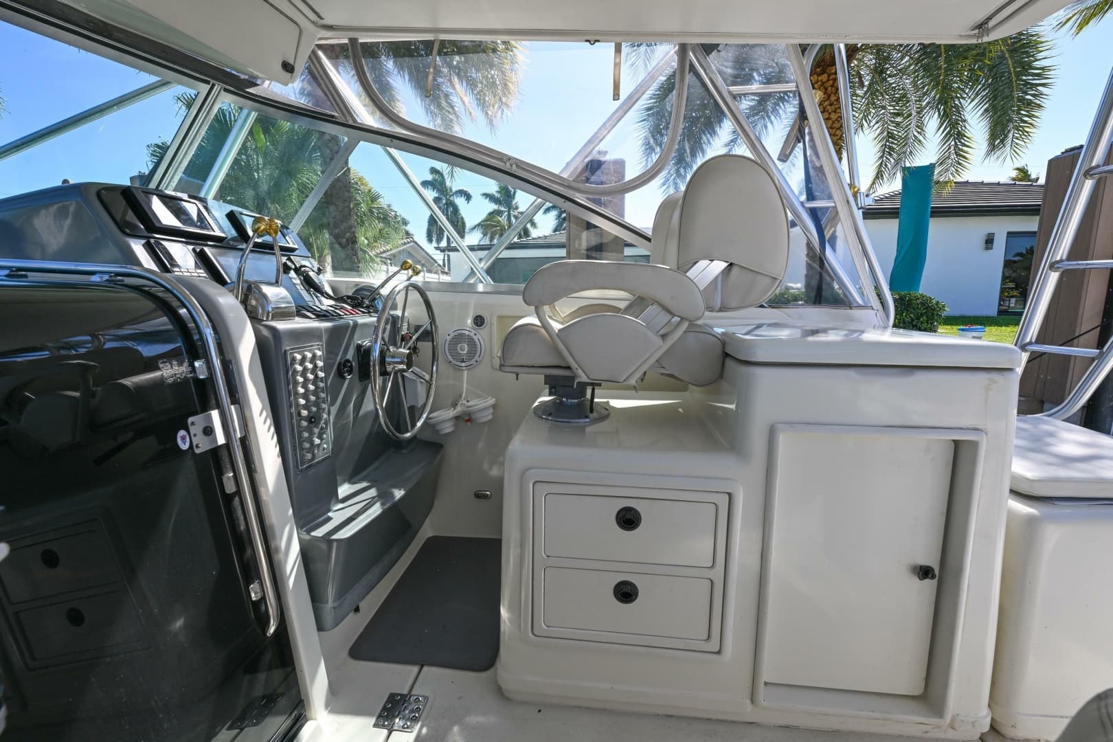 2000 Pursuit 3400 Express