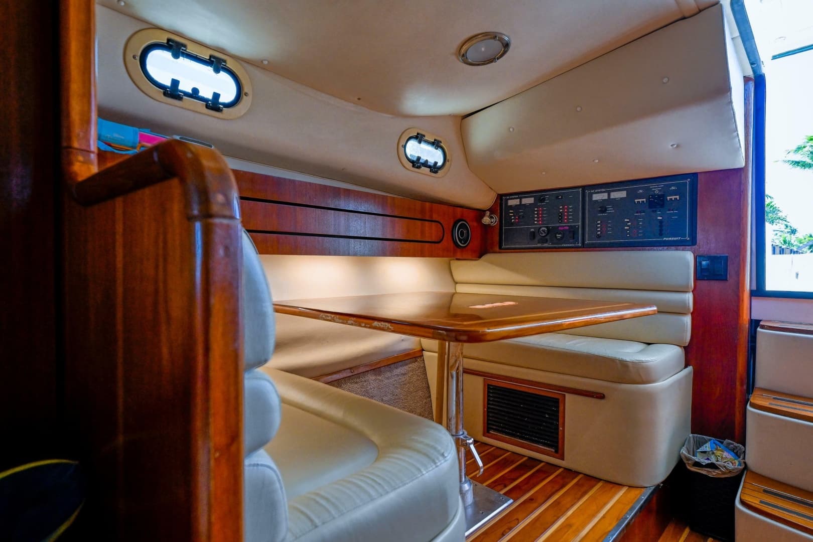2000 Pursuit 3400 Express