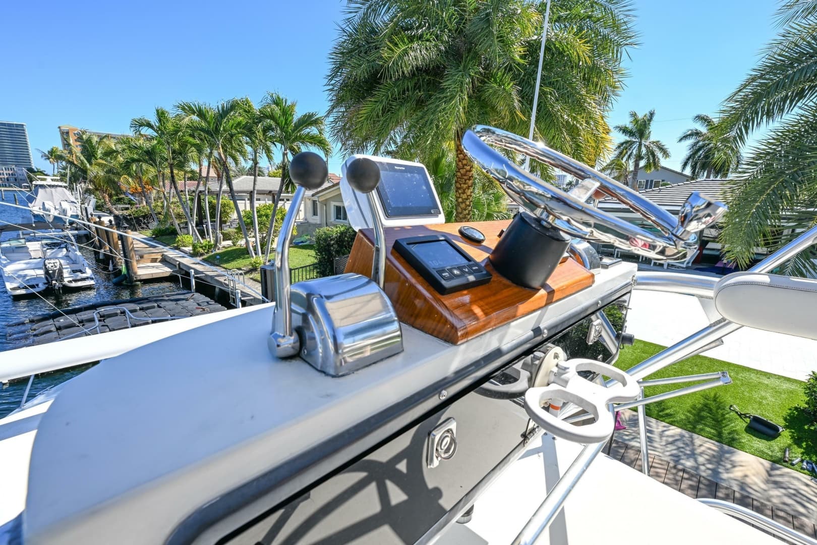 2000 Pursuit 3400 Express