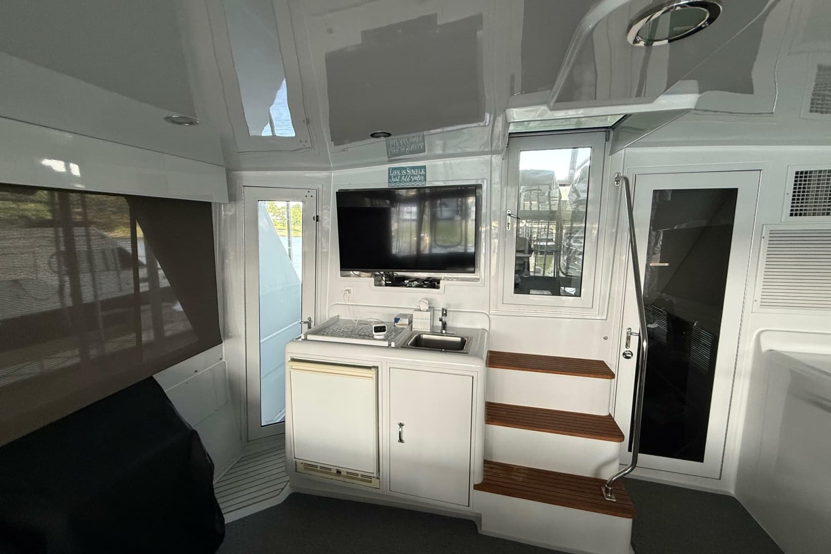 1998 Hatteras 52 Sport Deck Motor Yacht