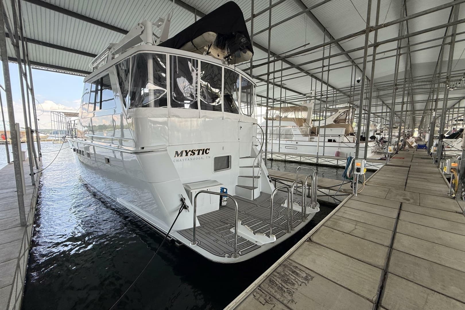 1998 Hatteras 52 Sport Deck Motor Yacht