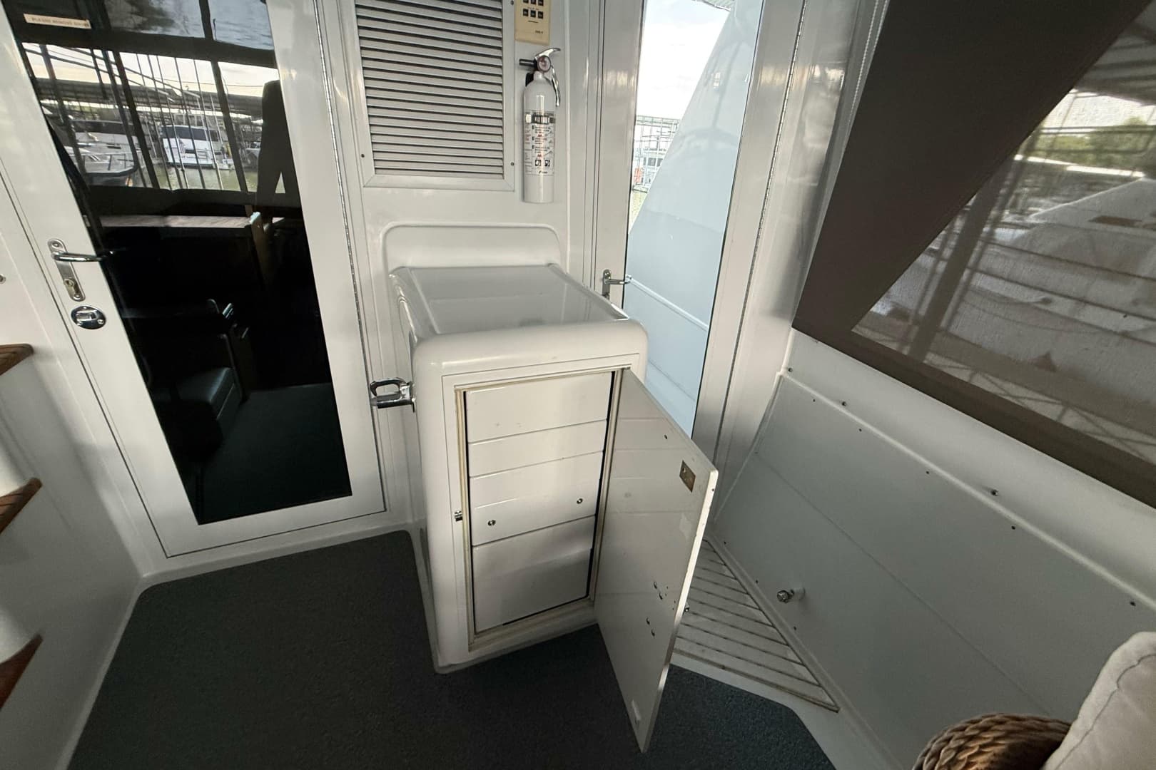 1998 Hatteras 52 Sport Deck Motor Yacht