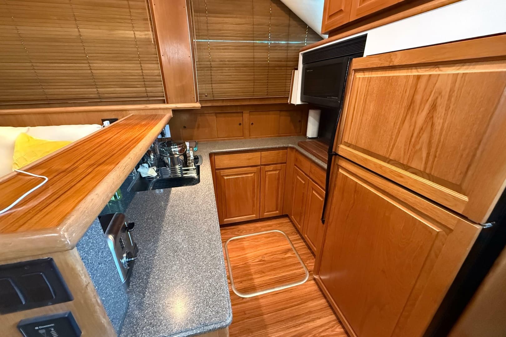 1998 Hatteras 52 Sport Deck Motor Yacht