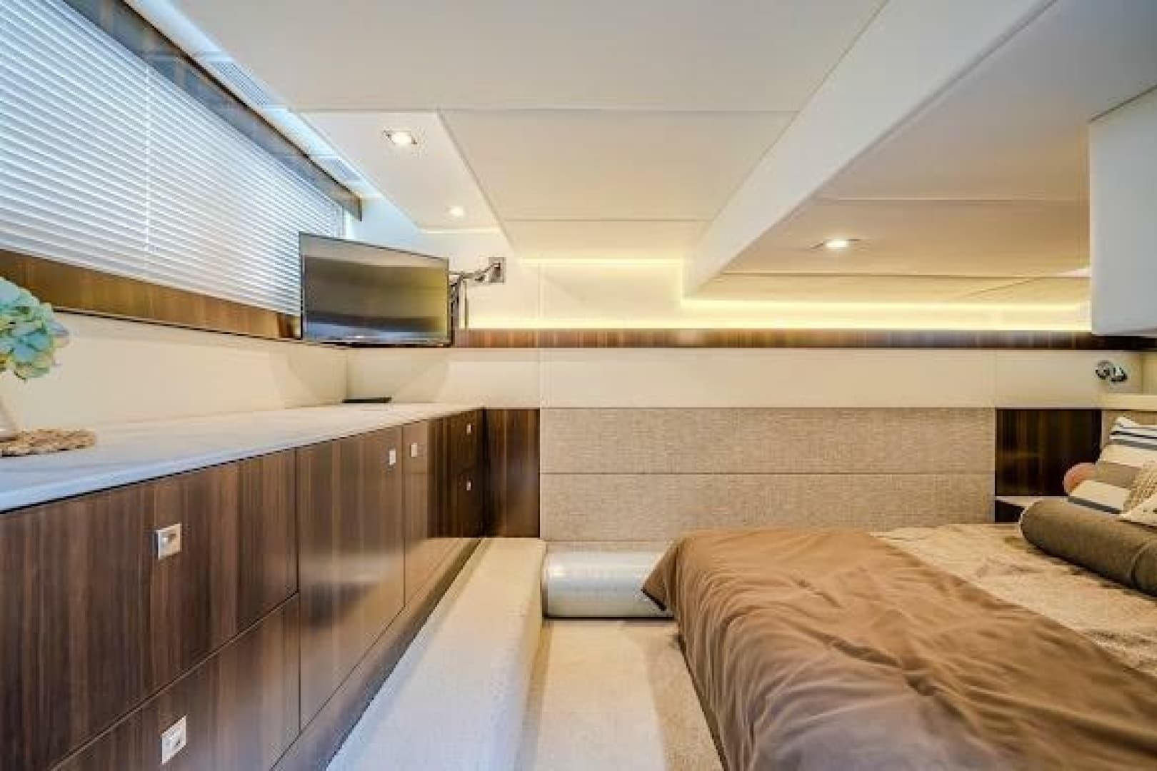2023 Cruisers Yachts 42 Cantius