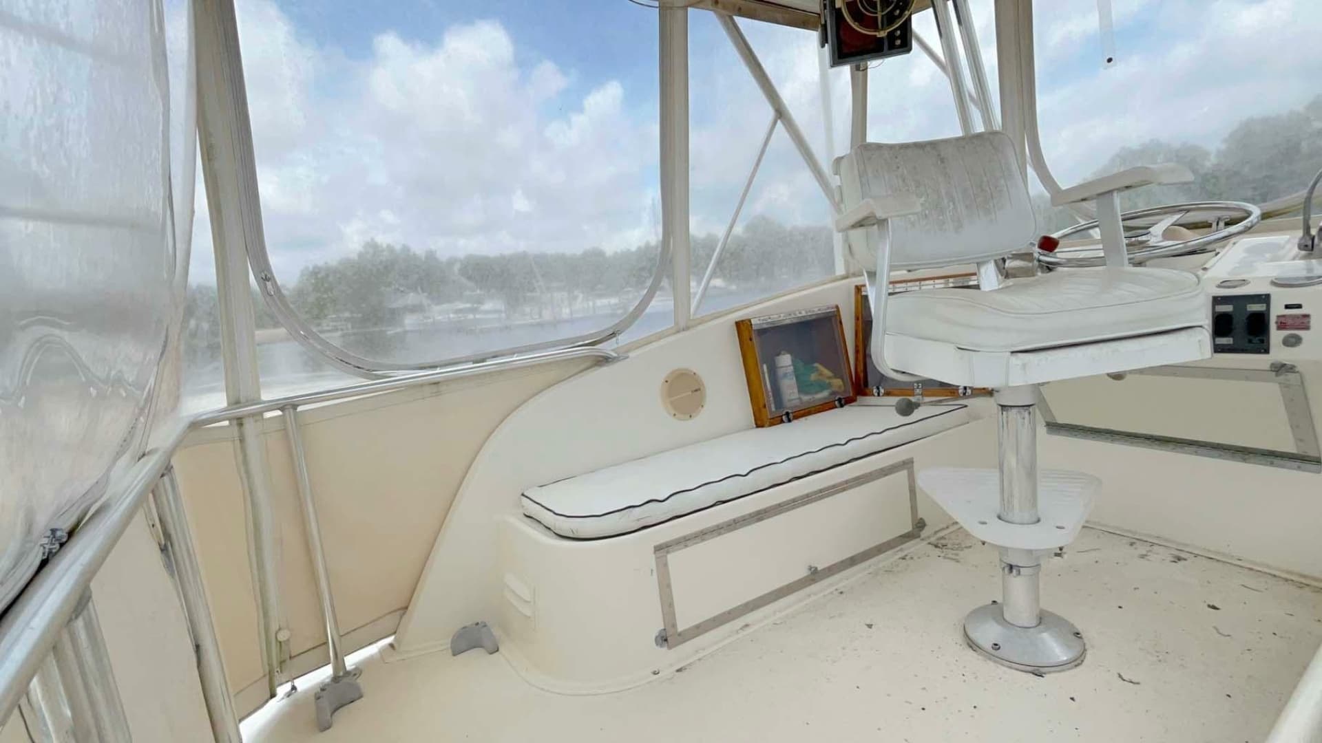 1975 Hatteras 36 Convertible