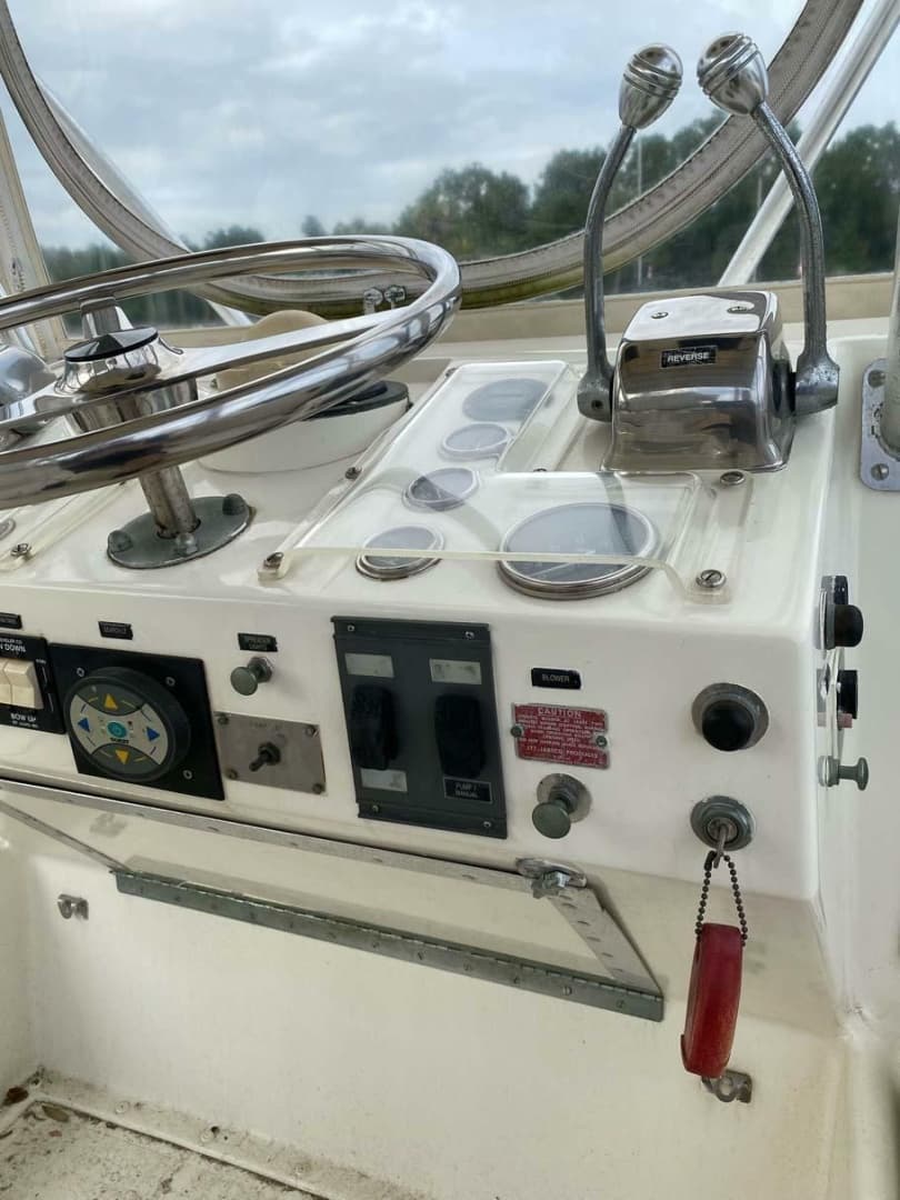 1975 Hatteras 36 Convertible