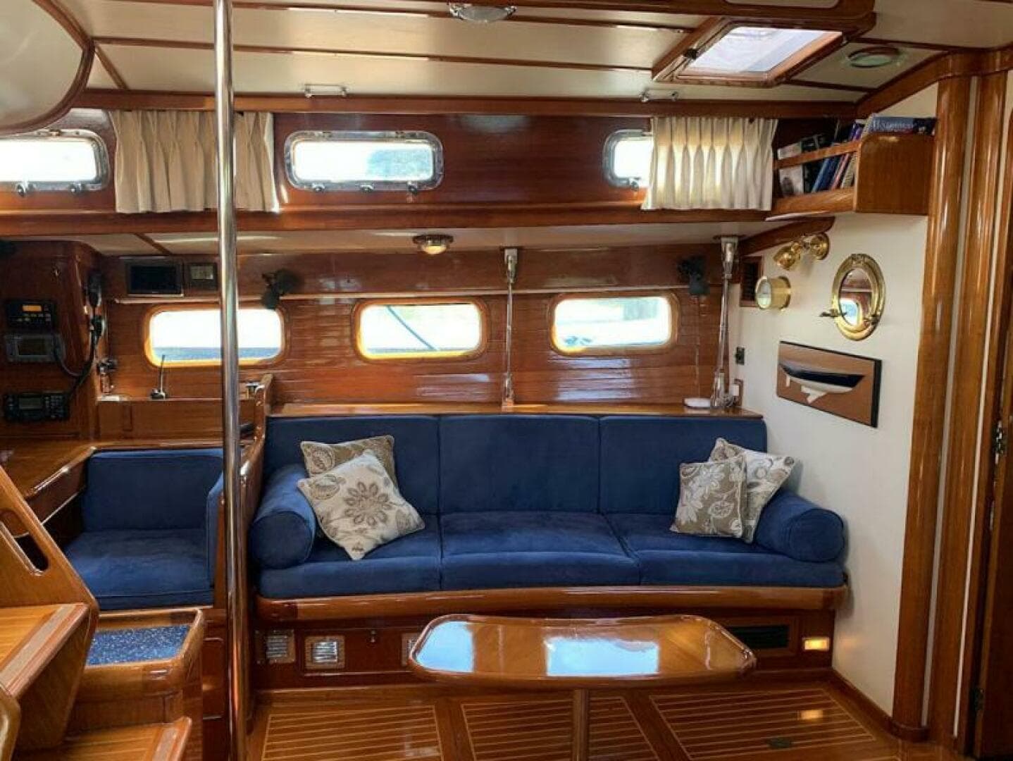 Main Salon Port