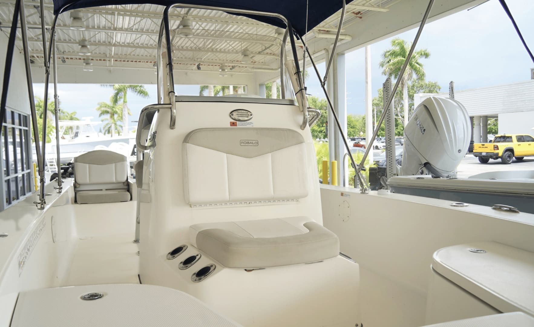 2014 Robalo Cayman 206