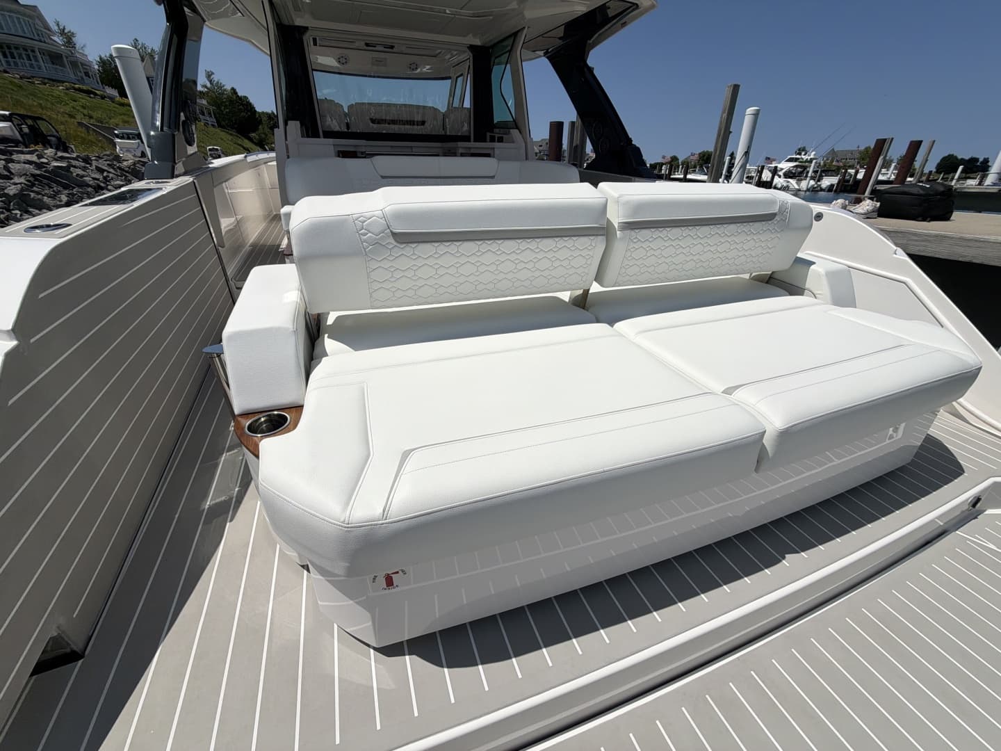 2026 Tiara Yachts 48 LS