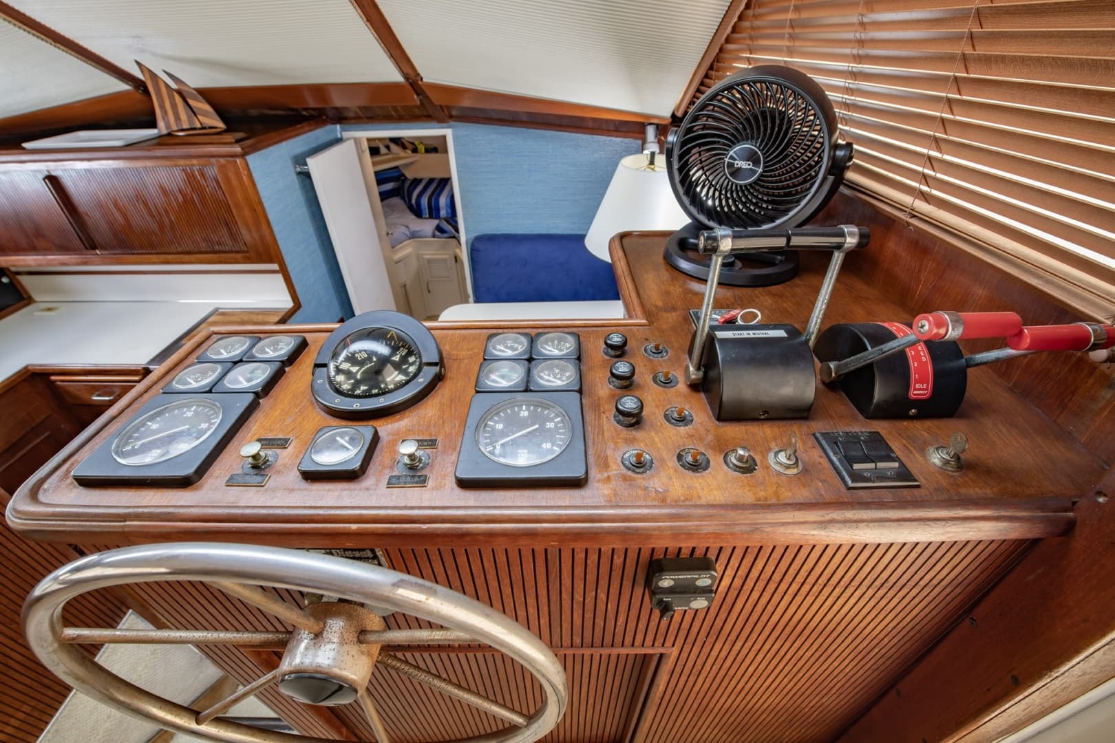 1988 Tollycraft 44 Cockpit M.Y.
