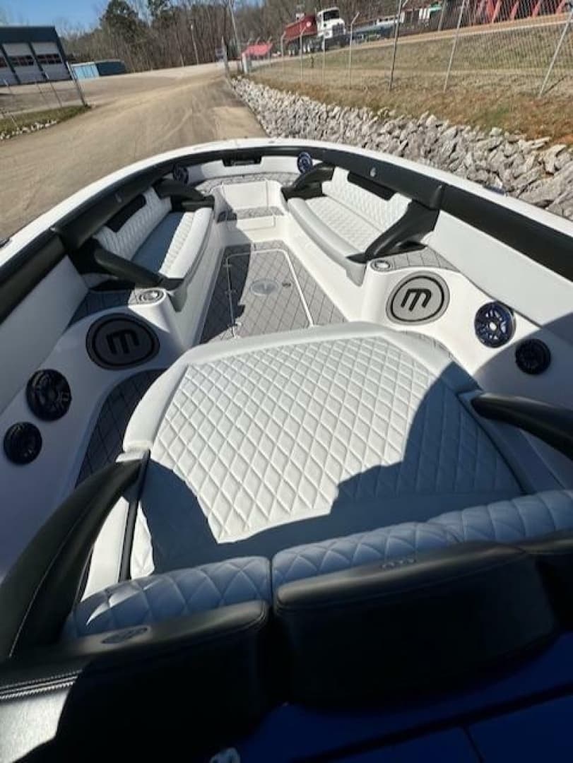 2019 Mystic M4200