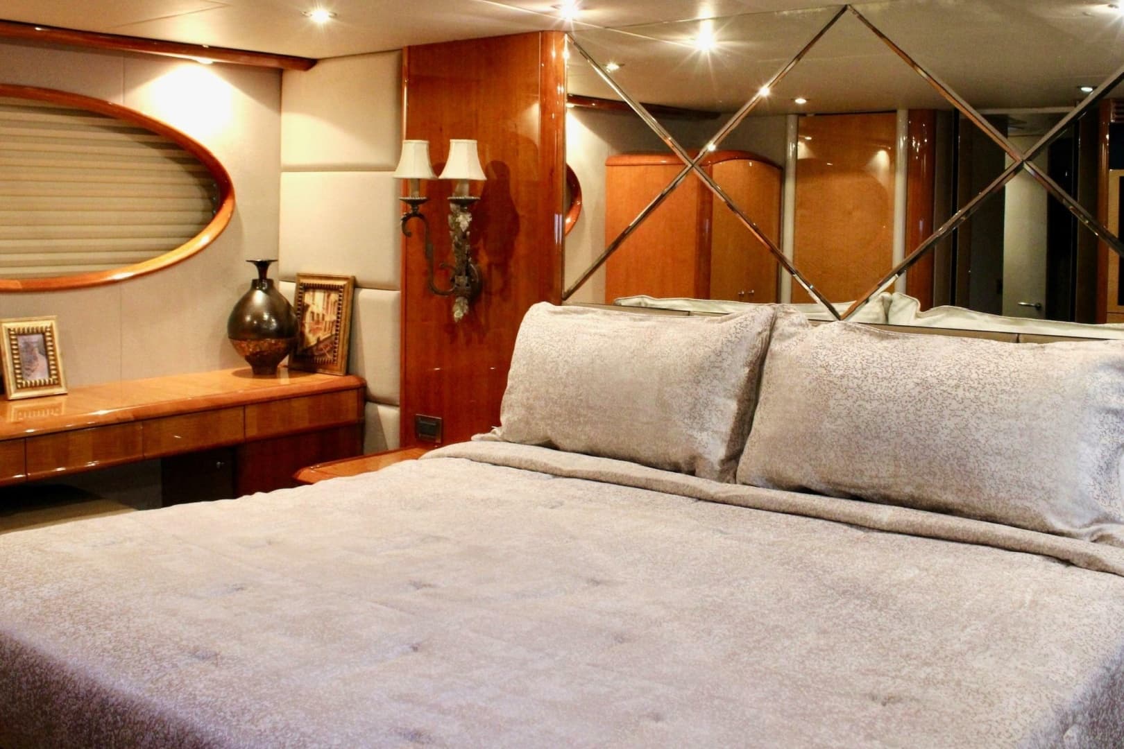 2007 Lazzara Yachts 74 MOTOR YACHT