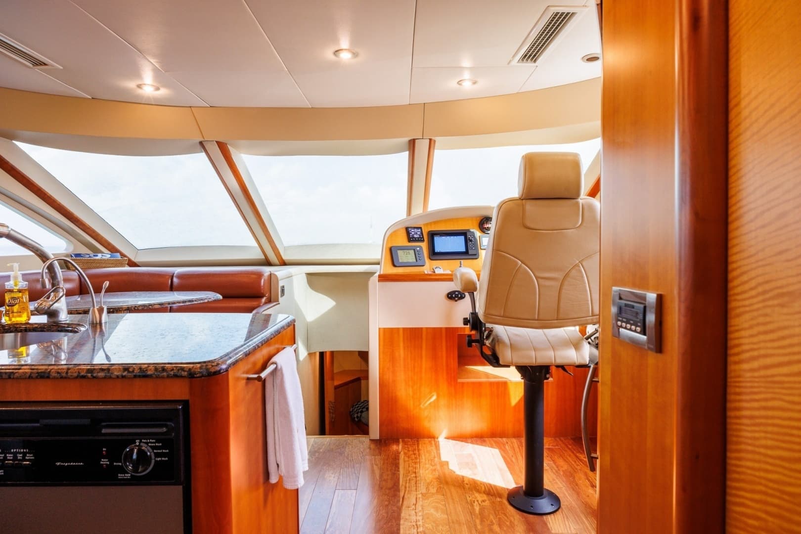 2007 Lazzara Yachts 74 MOTOR YACHT