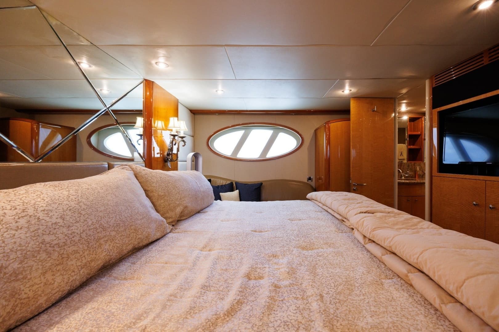 2007 Lazzara Yachts 74 MOTOR YACHT