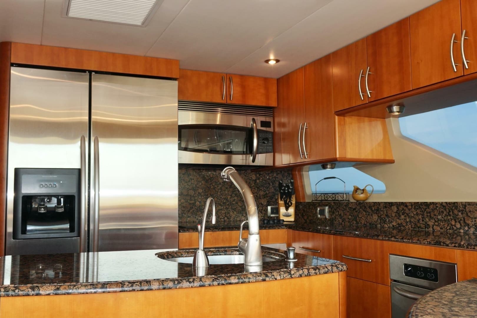 2007 Lazzara Yachts 74 MOTOR YACHT